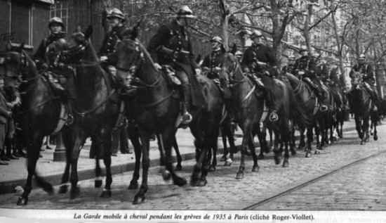 Gardes mobiles  cheval